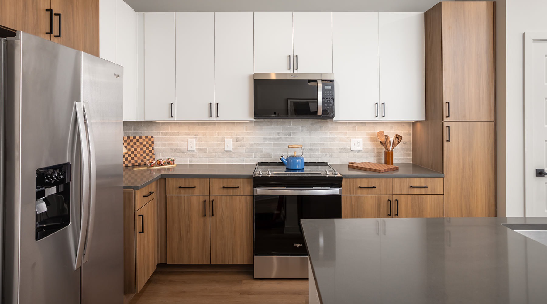 under cabinet lighting in kitchen
